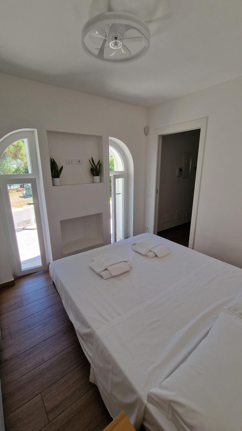 Photo of the whole room, Bedroom, towels