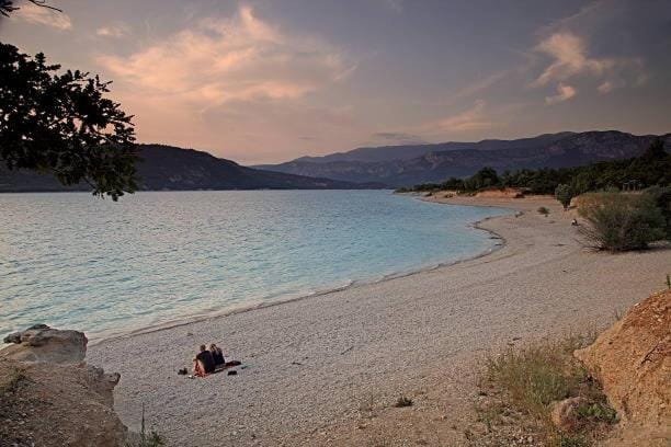 Camping prés des Gorges du Verdon et Du Lac De Ste Croix 04500 Tout Equipé Confort Calme Lavande Apartment in French Riviera