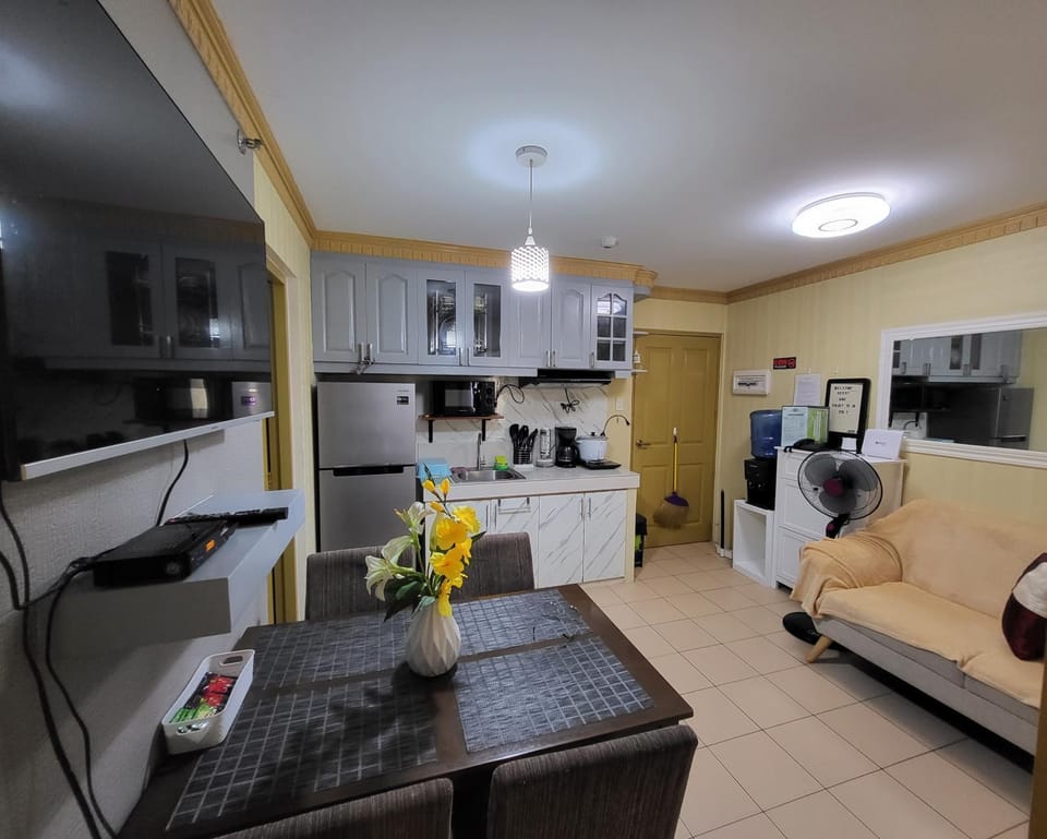Kitchen or kitchenette, Seating area, Dining area