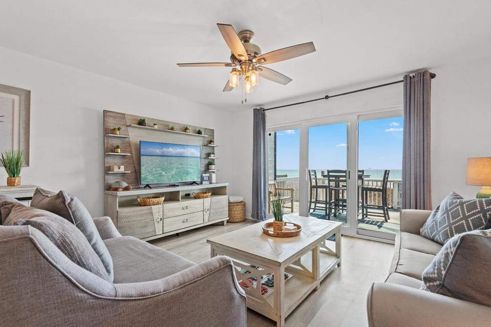 TV and multimedia, View (from property/room), Balcony/Terrace, Living room, Decorative detail, Seating area, Sea view