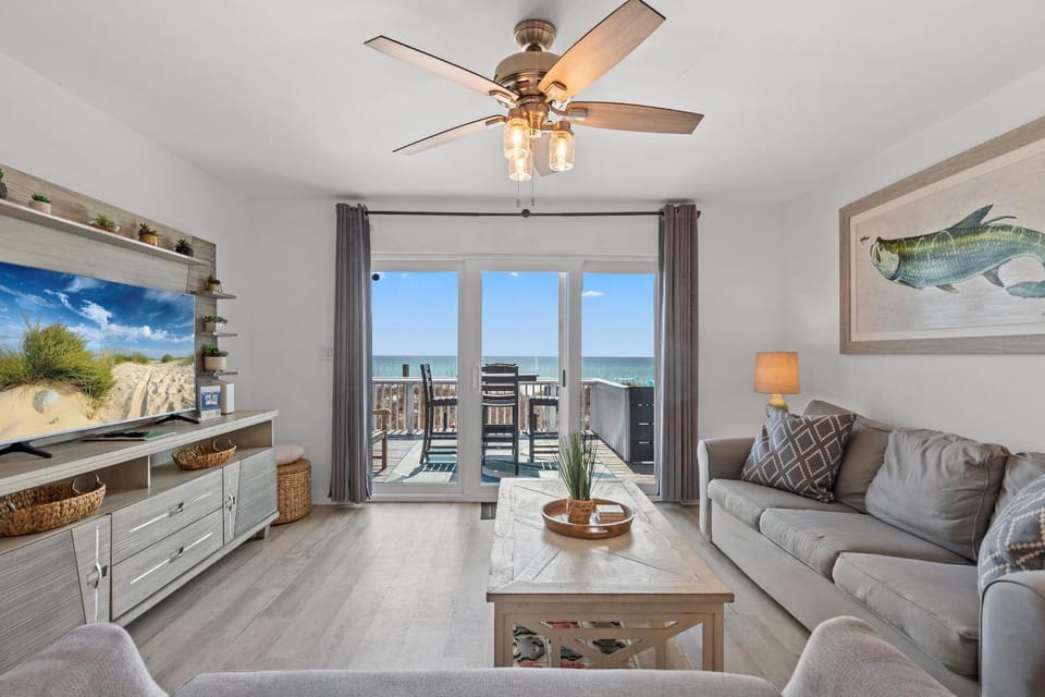 TV and multimedia, View (from property/room), Balcony/Terrace, Living room, Decorative detail, Seating area, Sea view