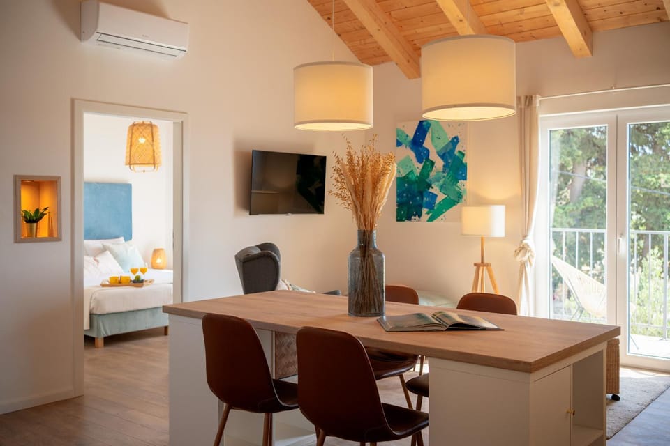 Photo of the whole room, Dining area