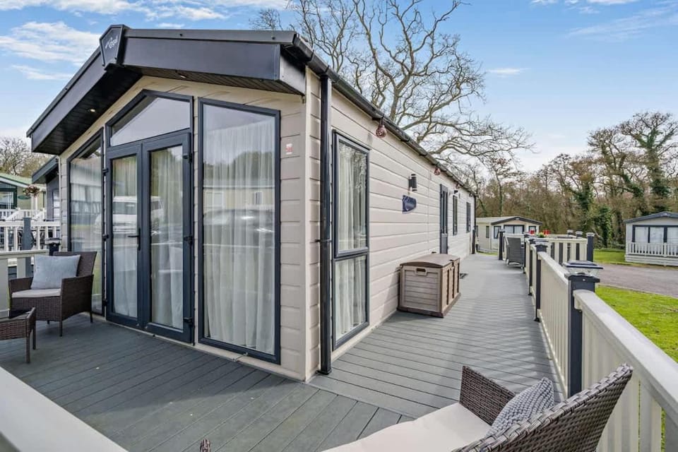 Bunny Lodge Quiet 2-Bed Luxury Home near Milford on Sea Chalet in New Forest District