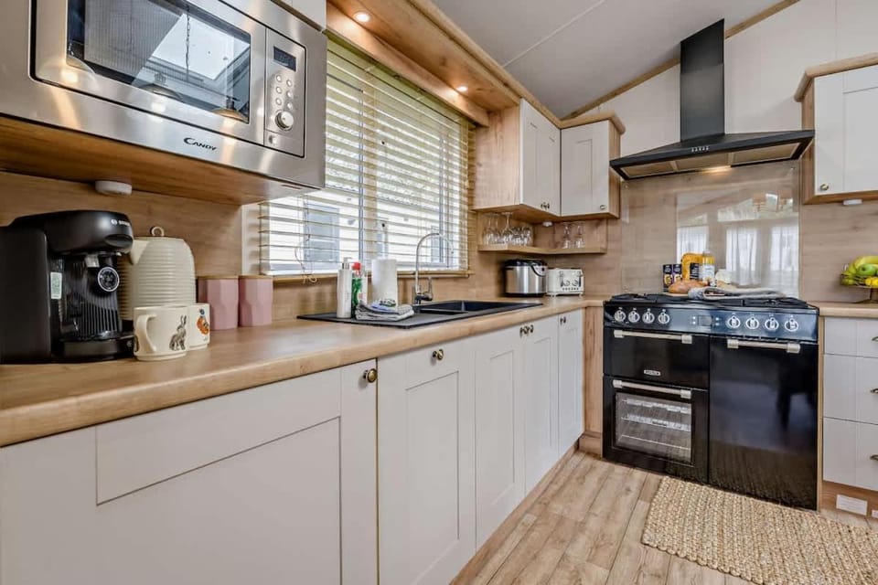 Bunny Lodge Quiet 2-Bed Luxury Home near Milford on Sea Chalet in New Forest District