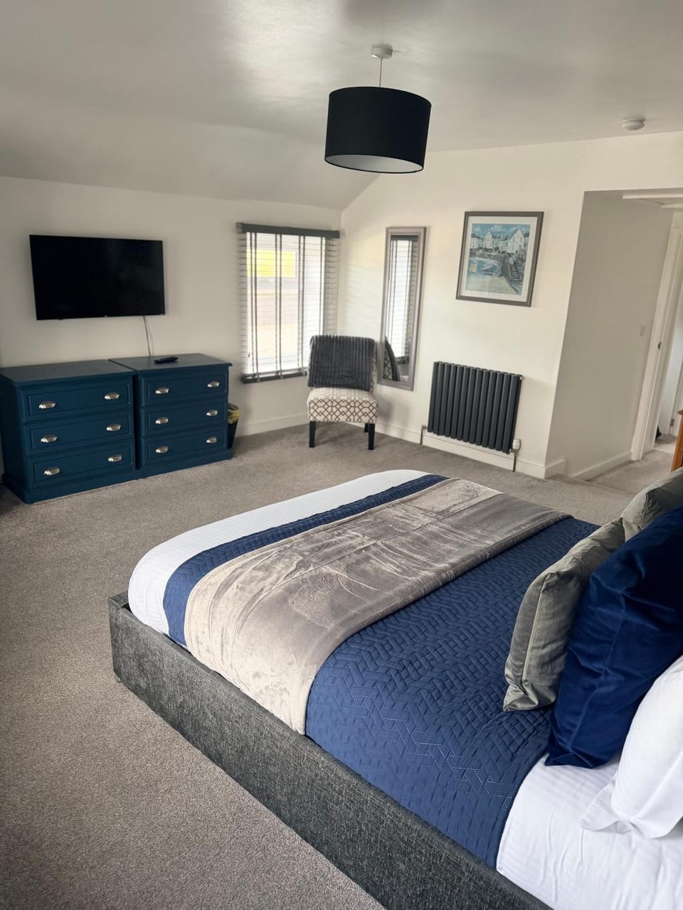 Bed, TV and multimedia, Photo of the whole room, Bedroom