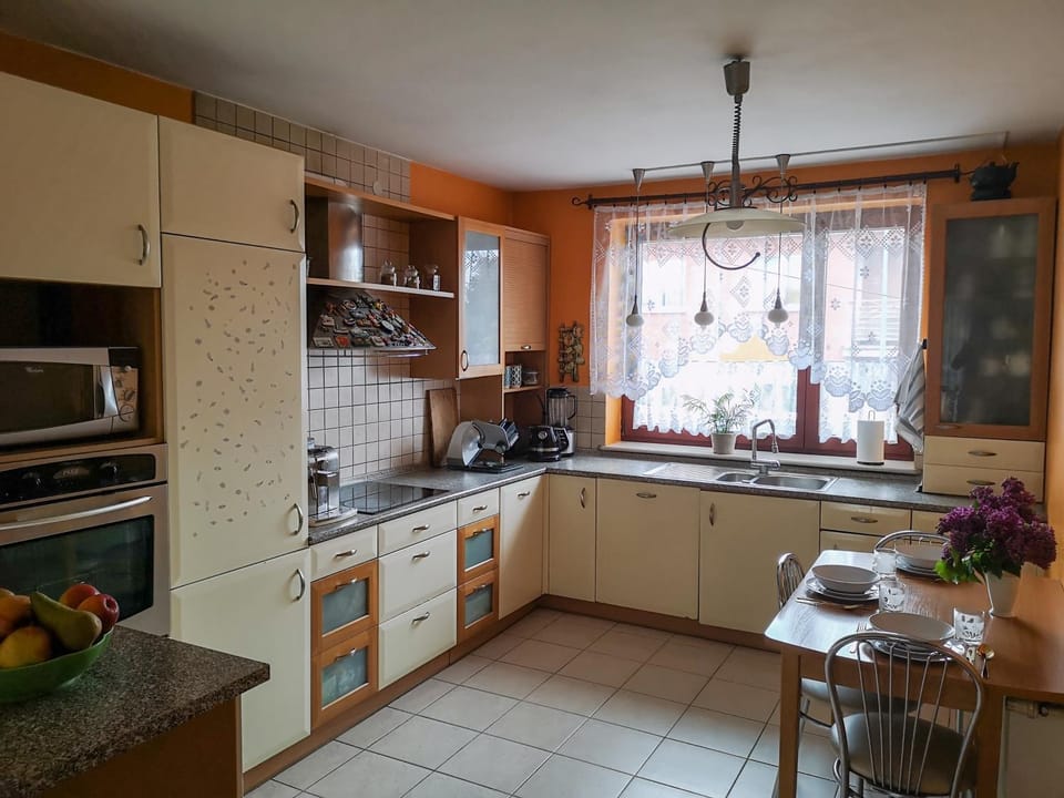 Coffee/tea facilities, Kitchen or kitchenette, Dining area, Communal kitchen, dishwasher, minibar, pet friendly, stove, toaster, Internal: Not applicable to any particular room