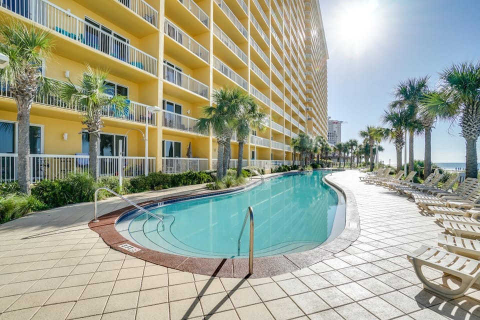 Property building, Natural landscape, Balcony/Terrace, Beach, Pool view, Area and facilities, Swimming pool, sunbed