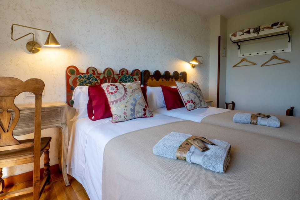 Bed, Photo of the whole room, towels