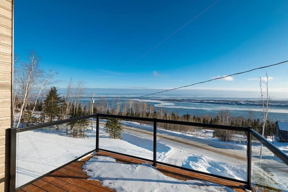 Le Charmant- Magnifique vue sur le fleuve Spa-Sauna Chalet in Quebec