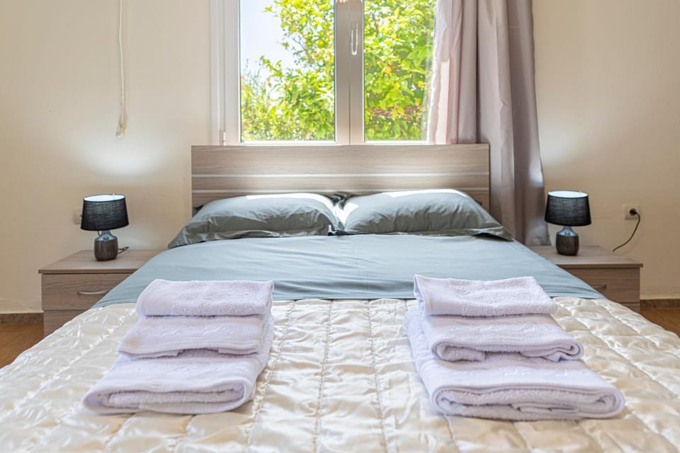 Bedroom, towels