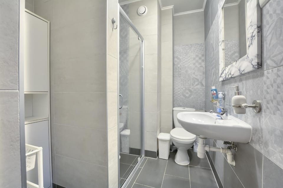 Shower, Toilet, Bathroom, towels