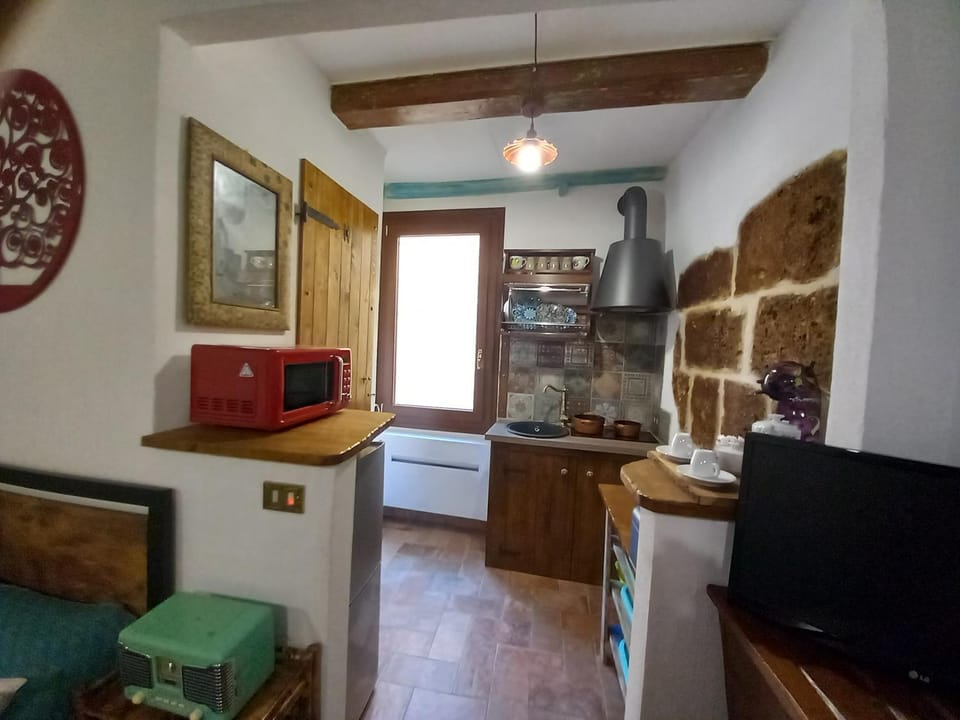TV and multimedia, Kitchen or kitchenette, Living room, Seating area, Dining area