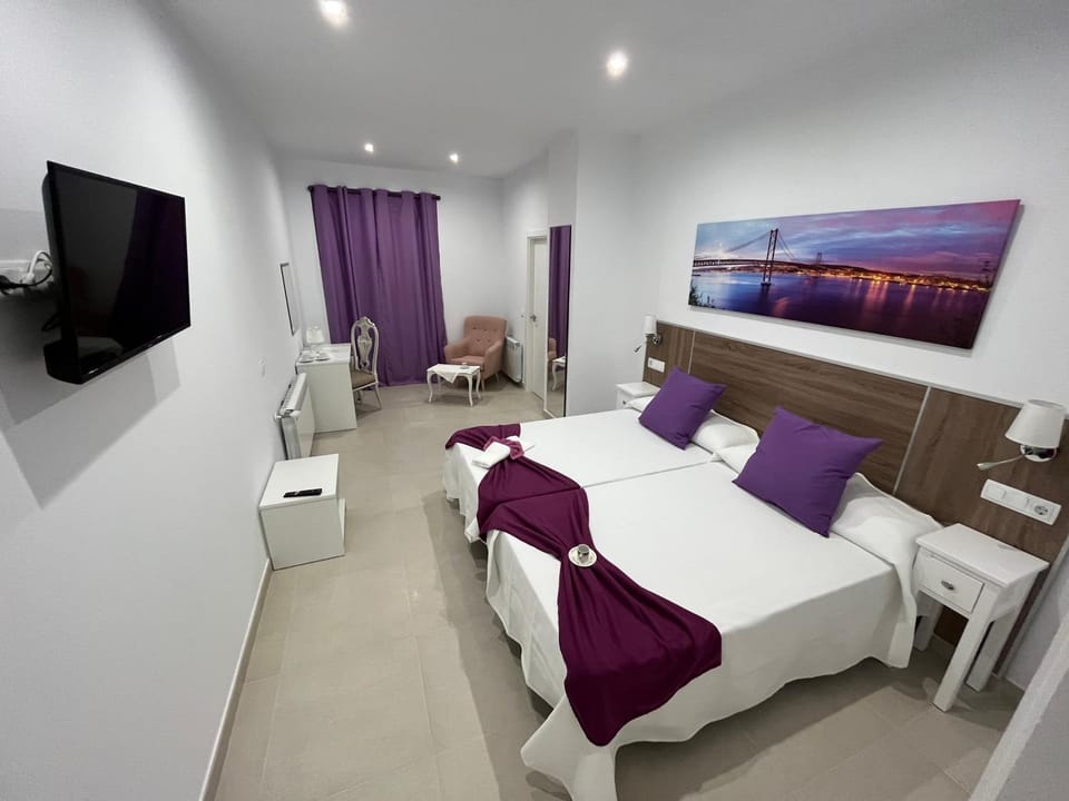 Bed, TV and multimedia, Photo of the whole room, Bedroom