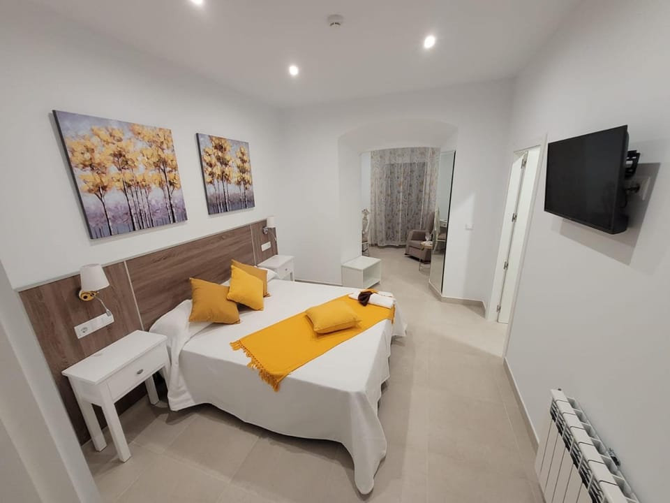 Bed, TV and multimedia, Photo of the whole room, Bedroom