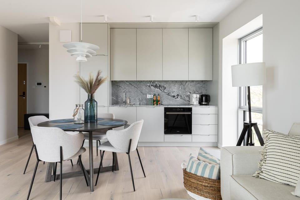 Kitchen or kitchenette, Dining area