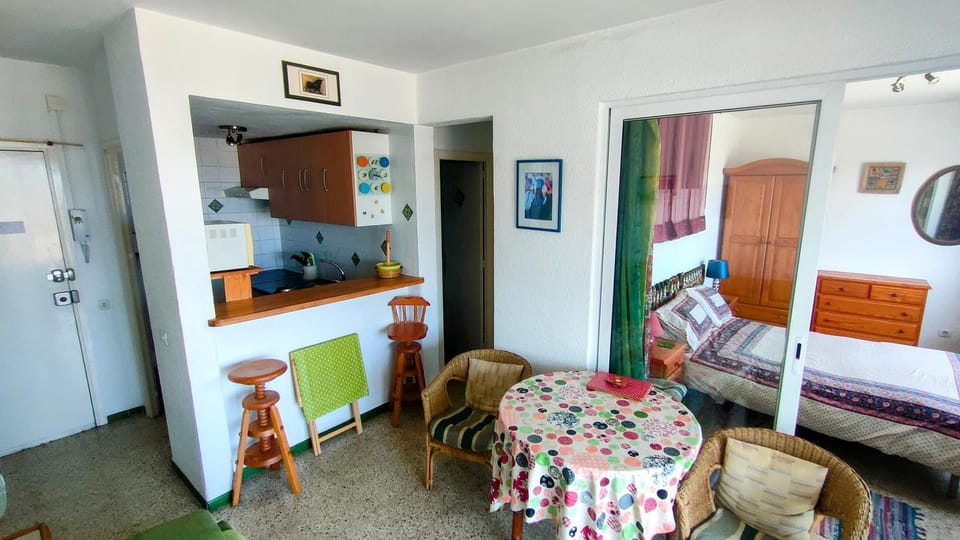 Living room, Photo of the whole room, Seating area, Dining area