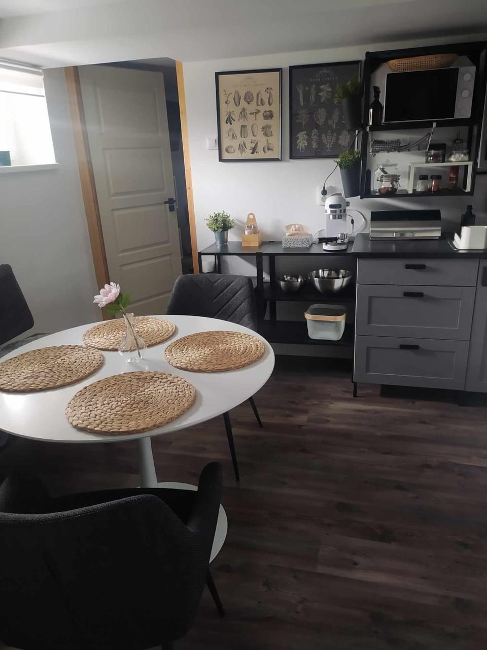 Kitchen or kitchenette, Dining area