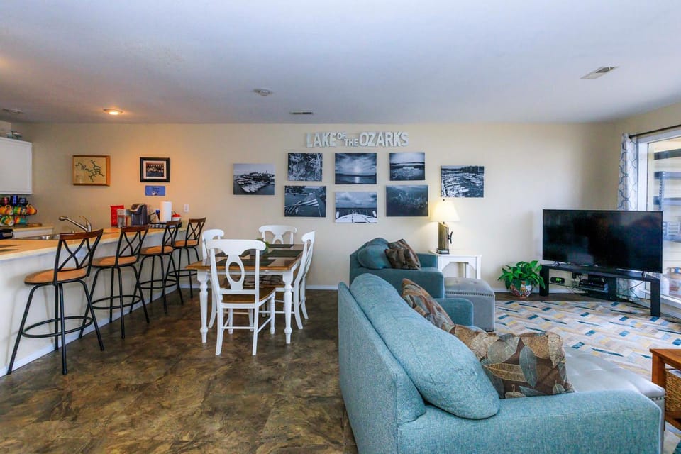 Pool Days & Water Fun Await: Lake Ozark Escape! House in Lake of the Ozarks