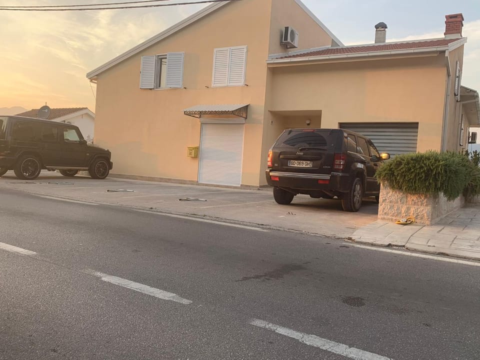Property building, Facade/entrance, Parking