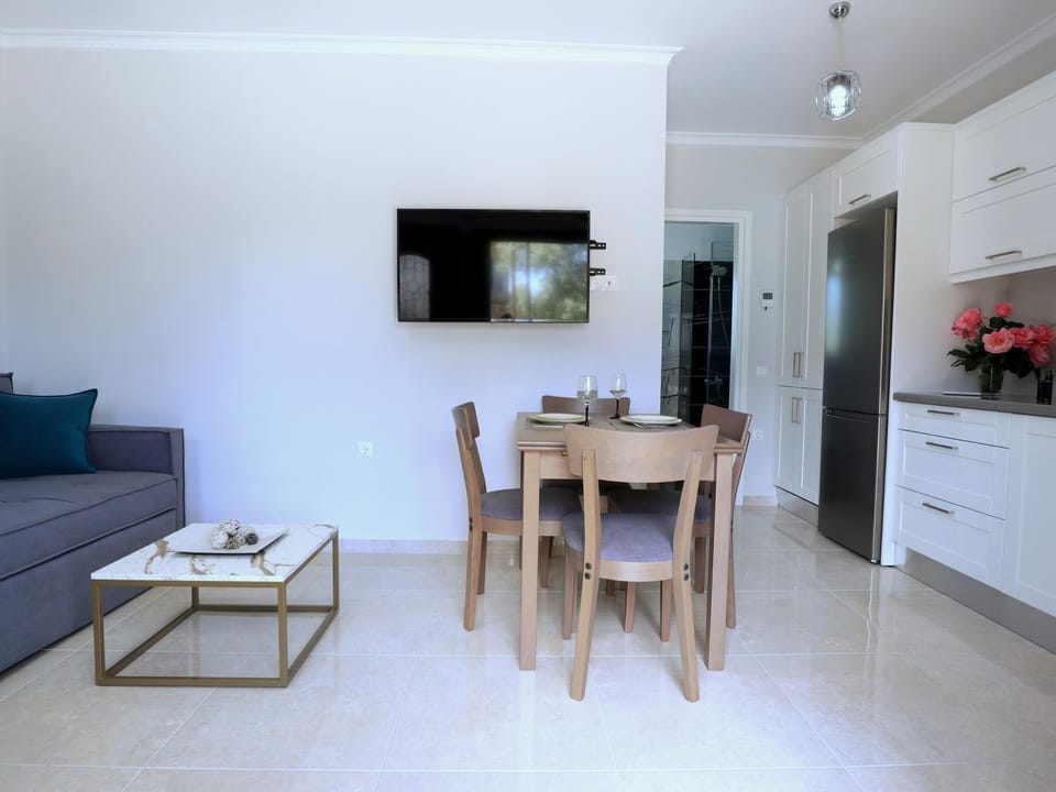 TV and multimedia, Living room, Seating area, Dining area