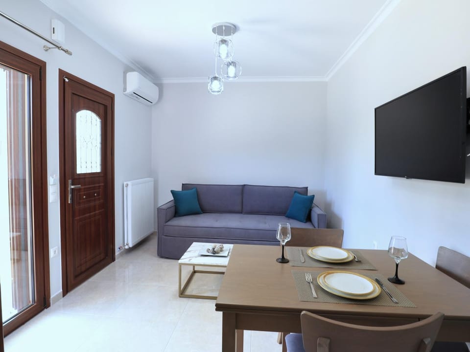 TV and multimedia, Living room, Seating area, Dining area