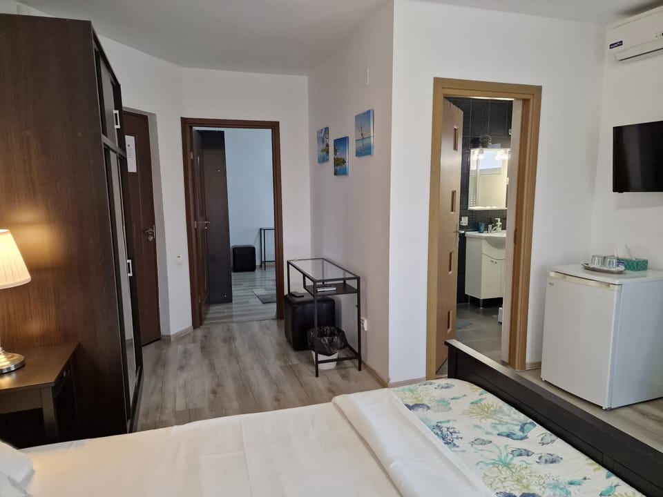 Bed, TV and multimedia, Photo of the whole room, Bedroom, hair dresser, oven, wardrobe, air conditioner