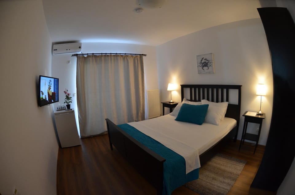 Bed, TV and multimedia, Photo of the whole room, Bedroom, hair dresser
