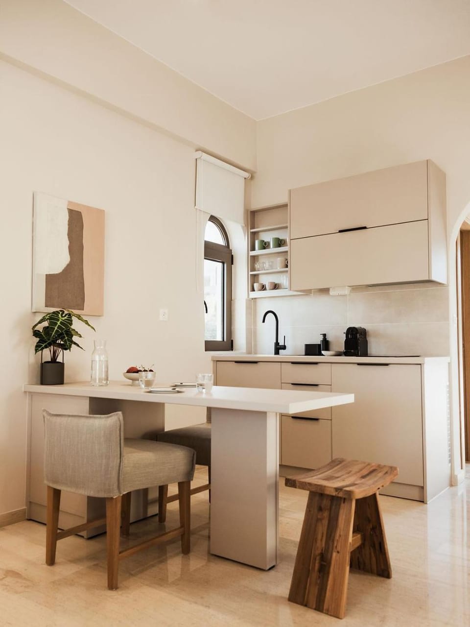 Coffee/tea facilities, Kitchen or kitchenette, Dining area, minibar, stove