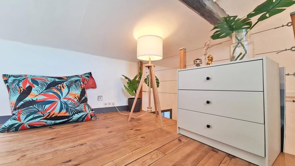 GregBnb - T2 CLIMATISÉ Mezzanine - Atypique - Centre Ancien - 5e etage sans ascenseur Apartment in Toulon