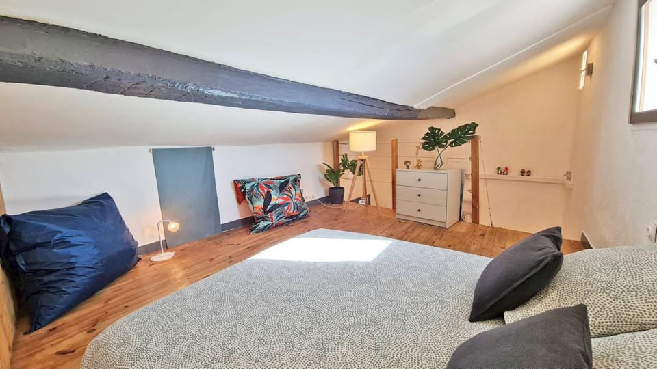 GregBnb - T2 CLIMATISÉ Mezzanine - Atypique - Centre Ancien - 5e etage sans ascenseur Apartment in Toulon