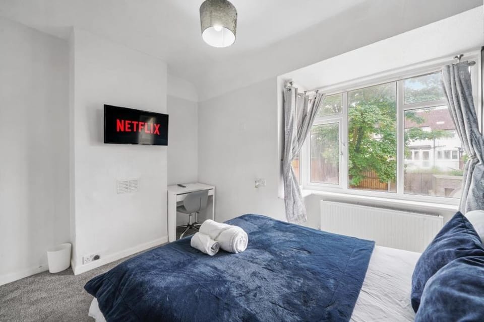 Modern Serviced Accommodation Norbury House in Croydon