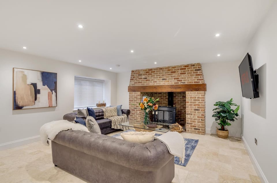 Communal lounge/ TV room, TV and multimedia, Living room, Seating area, Evening entertainment, storage