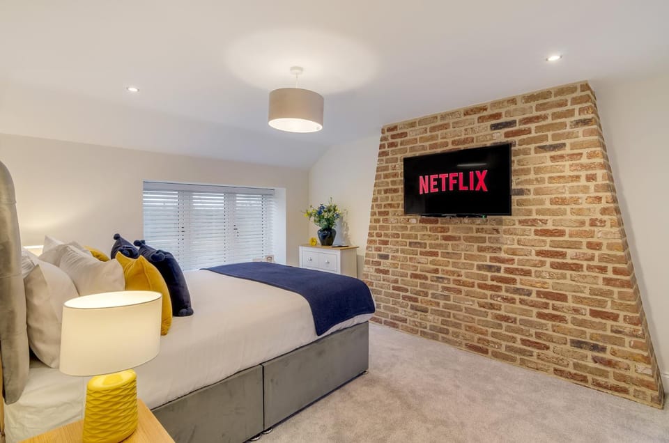 Bed, TV and multimedia, Photo of the whole room, Seating area, Evening entertainment, Bedroom
