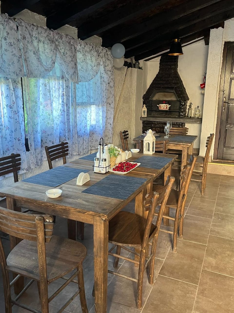 Restaurant/places to eat, Dining area