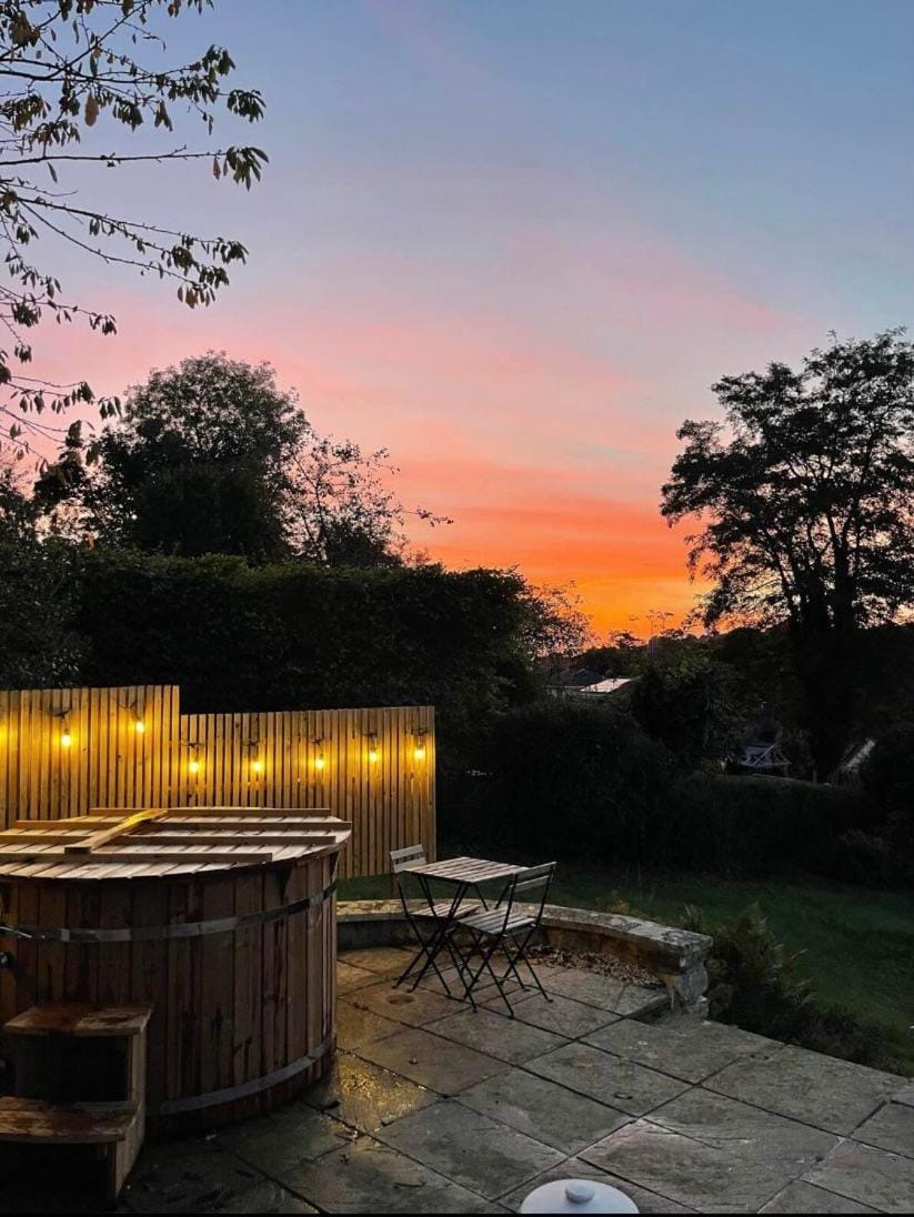 Secluded lodge with spectacular views and hot tub! Chalet in Bath