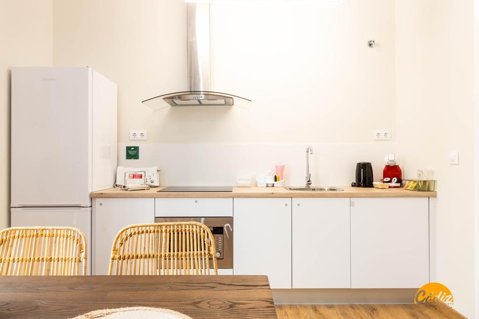 Kitchen or kitchenette, Dining area, oven, stove