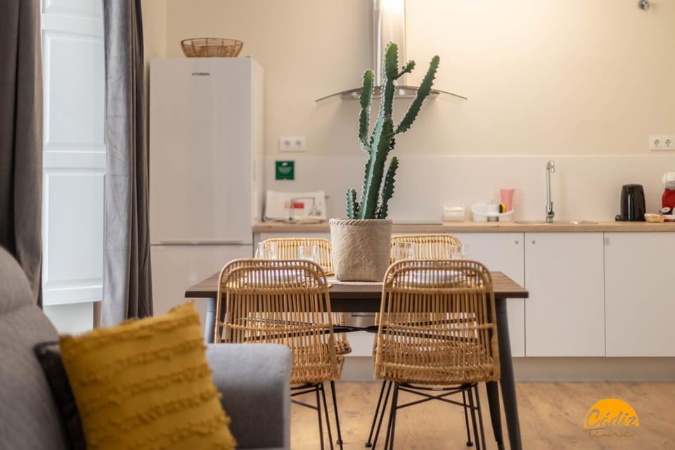 Kitchen or kitchenette, Dining area