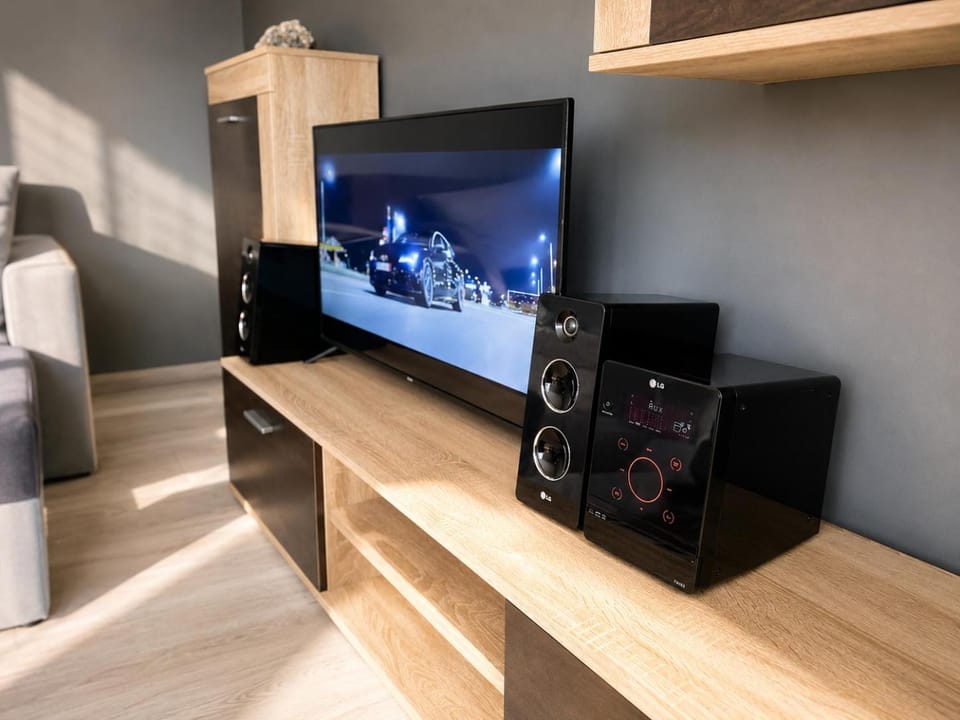 TV and multimedia, Living room, Seating area, Evening entertainment