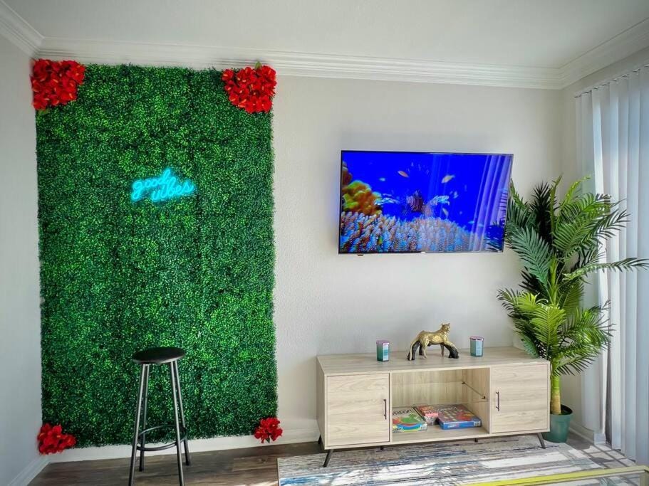 Tropical Breeze - 2Bedroom - 2Bathroom - NRG - Med Center - Pool - Gym - Sleep 6 Apartment in Houston