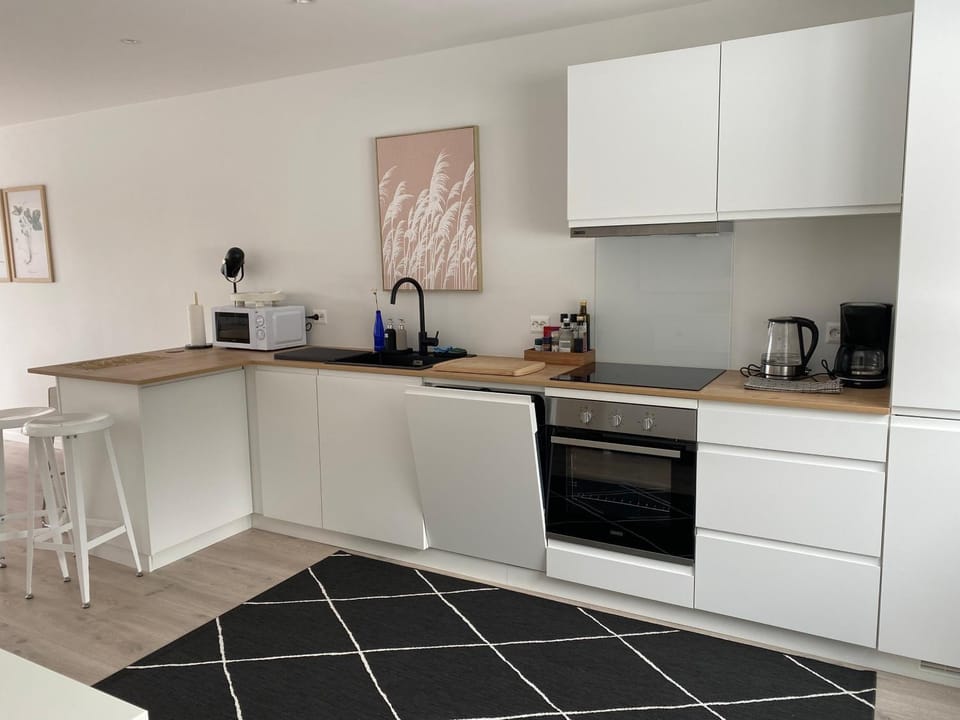 Coffee/tea facilities, Kitchen or kitchenette, dishwasher, oven
