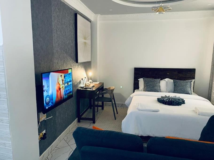 Bed, TV and multimedia, Bedroom