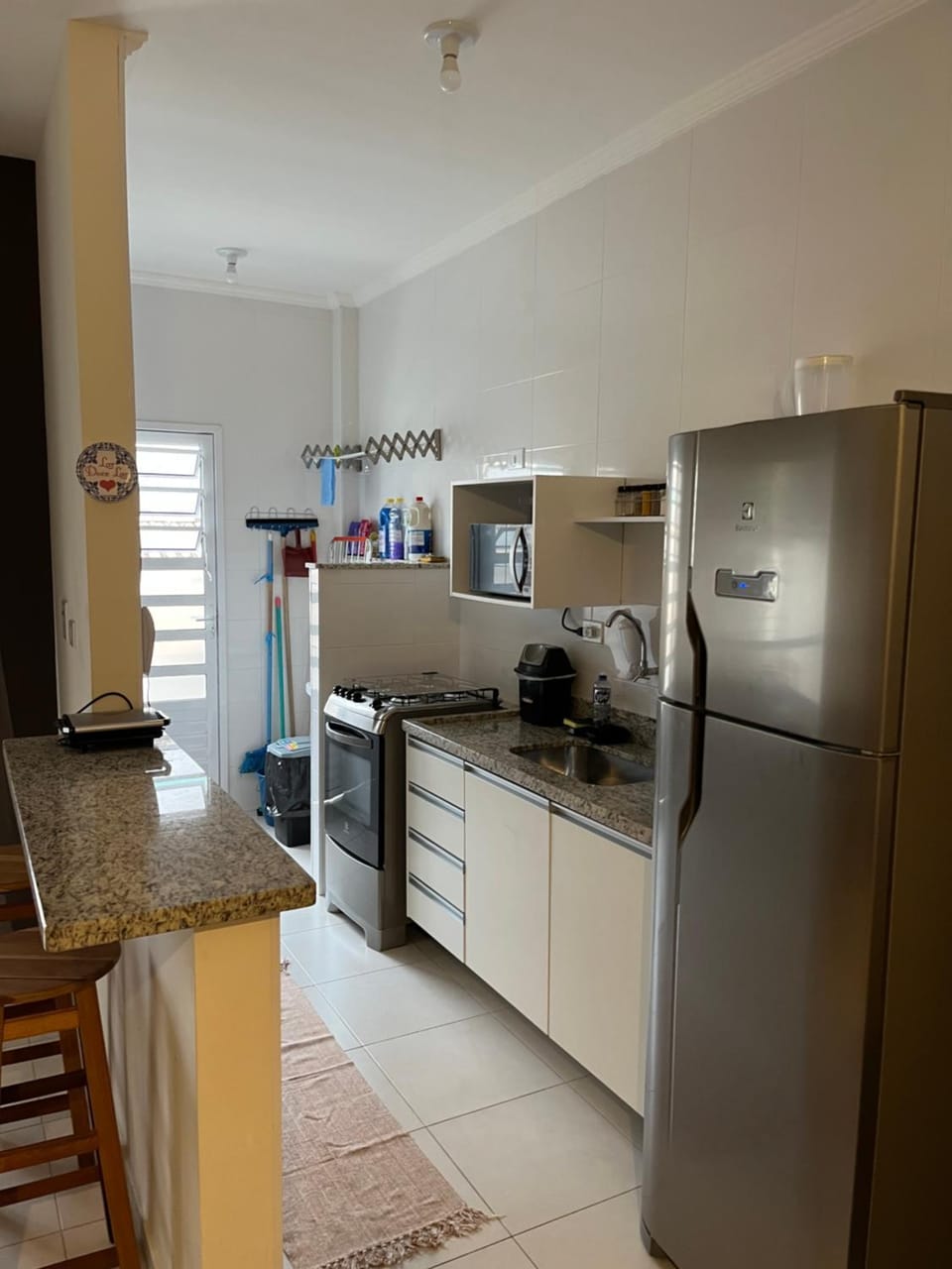 Kitchen or kitchenette, minibar, stove