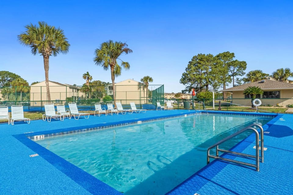 Day, Natural landscape, Pool view, Swimming pool, sunbed