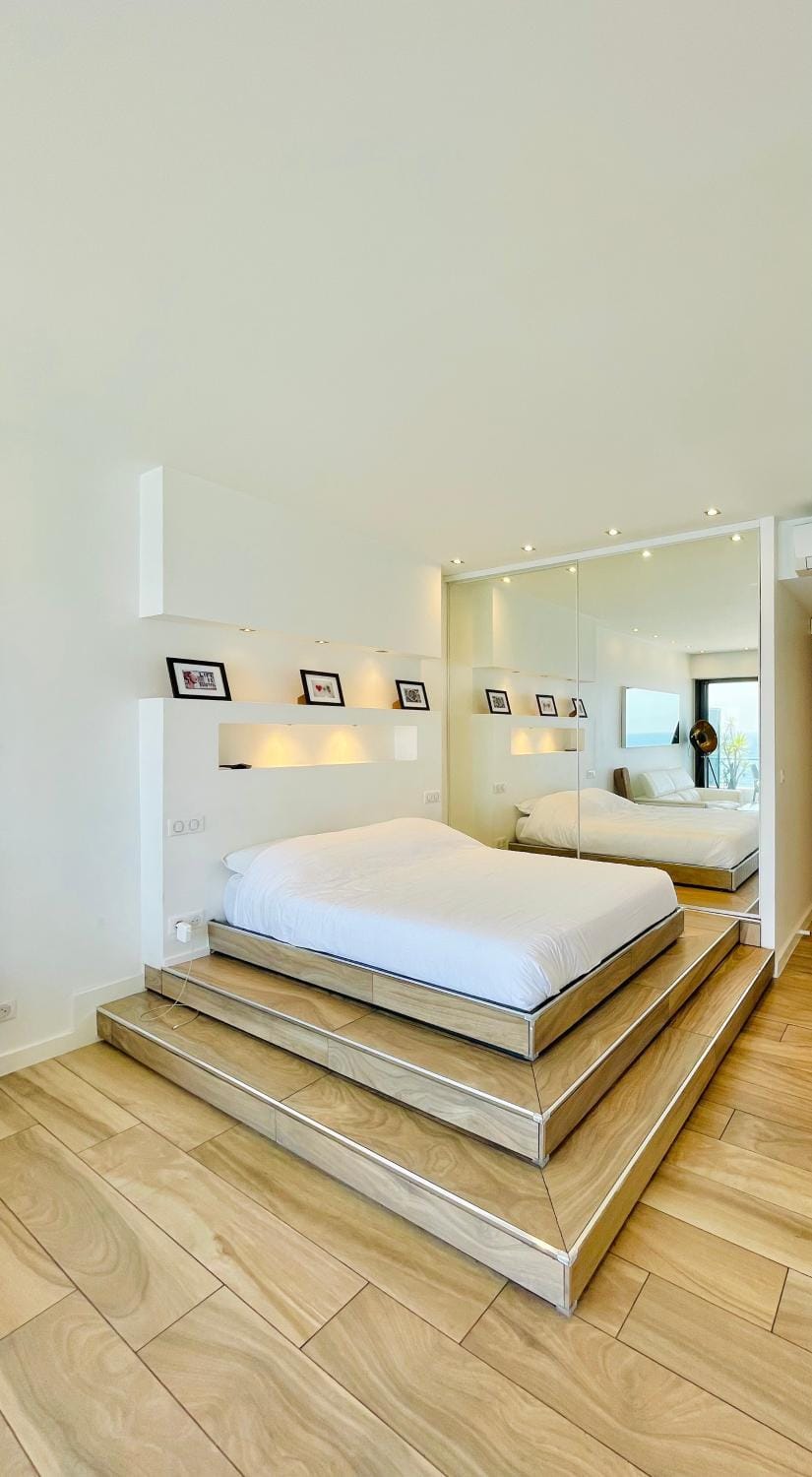 SEA VIEW TOP FLOOR - PROMENADE DES ANGLAIS Apartment in Nice
