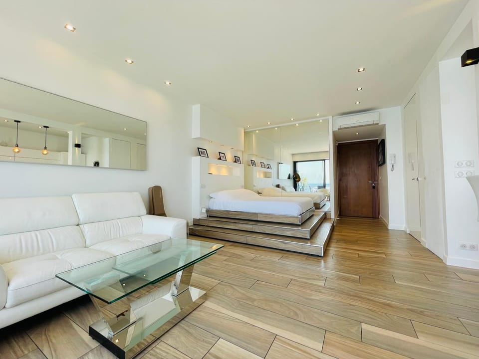 SEA VIEW TOP FLOOR - PROMENADE DES ANGLAIS Apartment in Nice