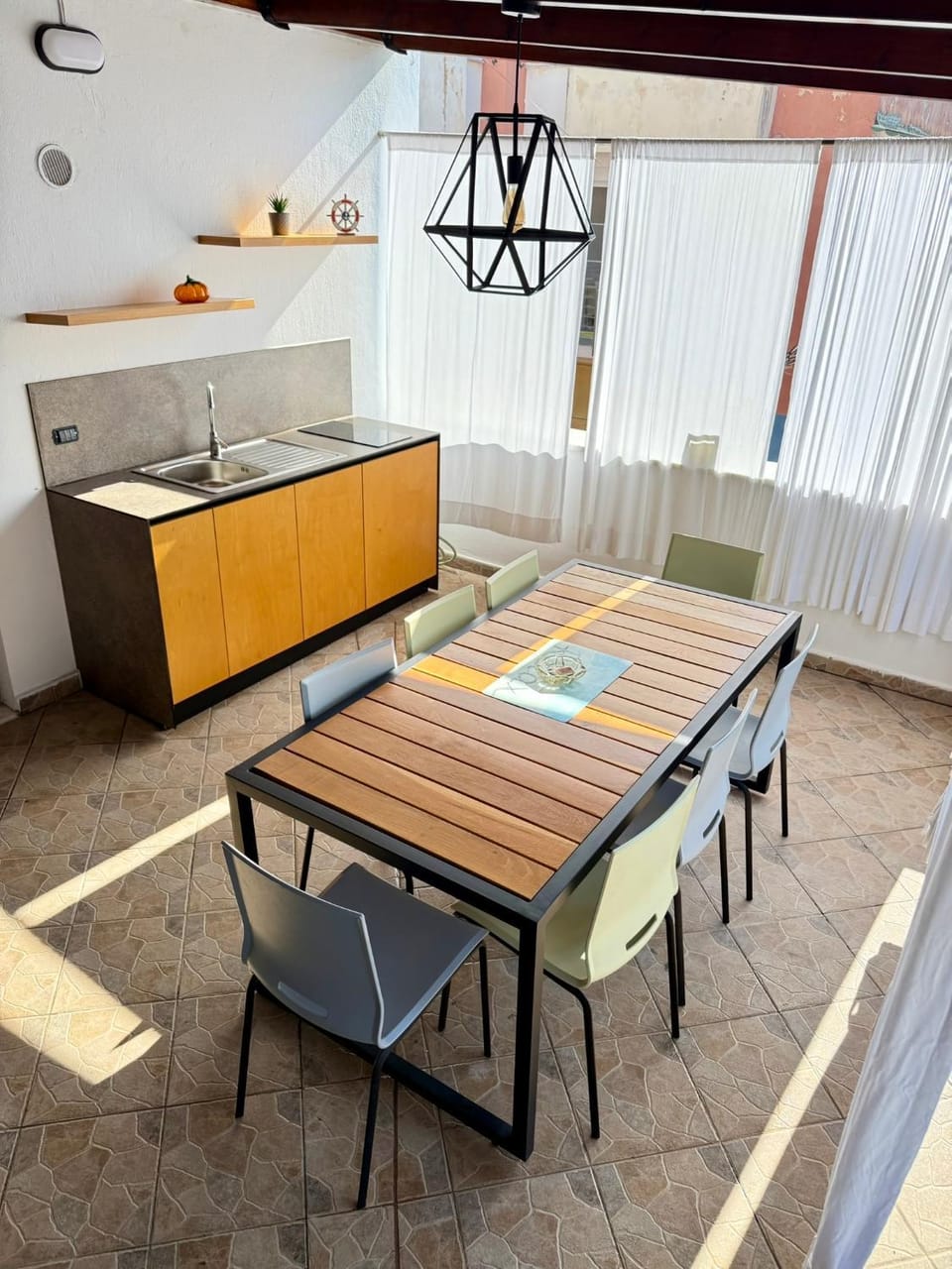 Kitchen or kitchenette, Dining area