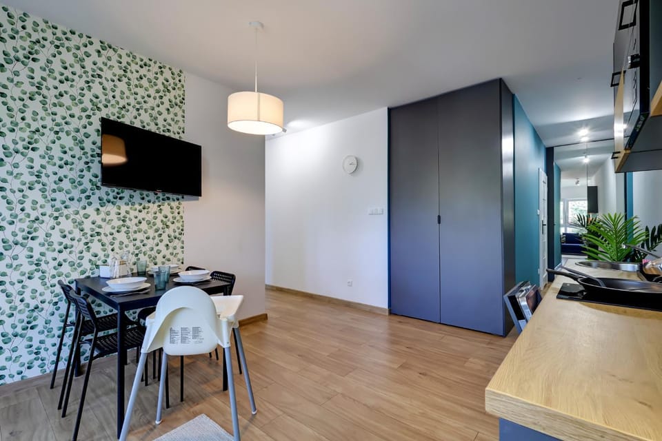 TV and multimedia, Kitchen or kitchenette, Seating area, wardrobe