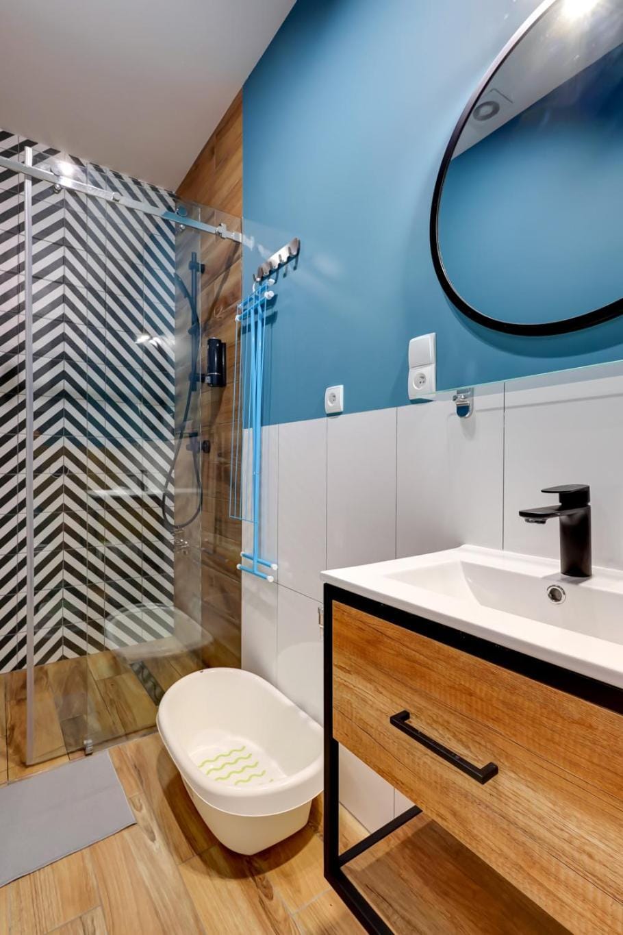 Shower, Toilet, Bathroom, towels