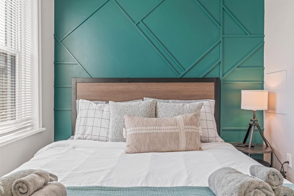 Pet Friendly- Big- King Bed A Location House in Philadelphia
