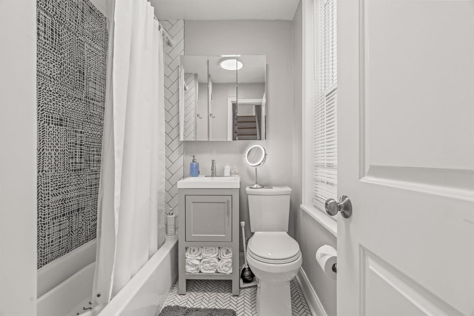 Pet Friendly- Big- King Bed A Location House in Philadelphia